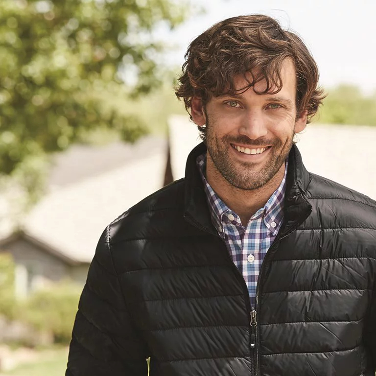 Men's packable puffer jacket have emerged as a popular choice for outdoor enthusiasts, urban commuters, and fashion-forward individuals alike.