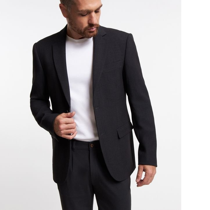 Os diferentes estilos de lapelas em um blazer masculino