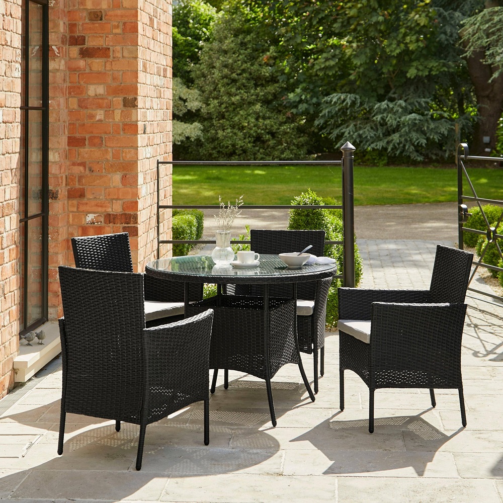 outdoor table and chairs