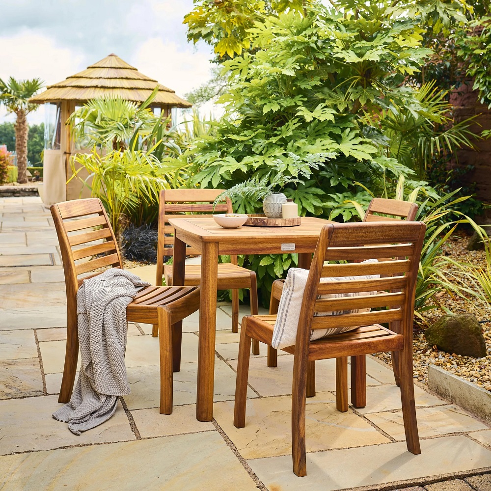 outdoor table and chairs