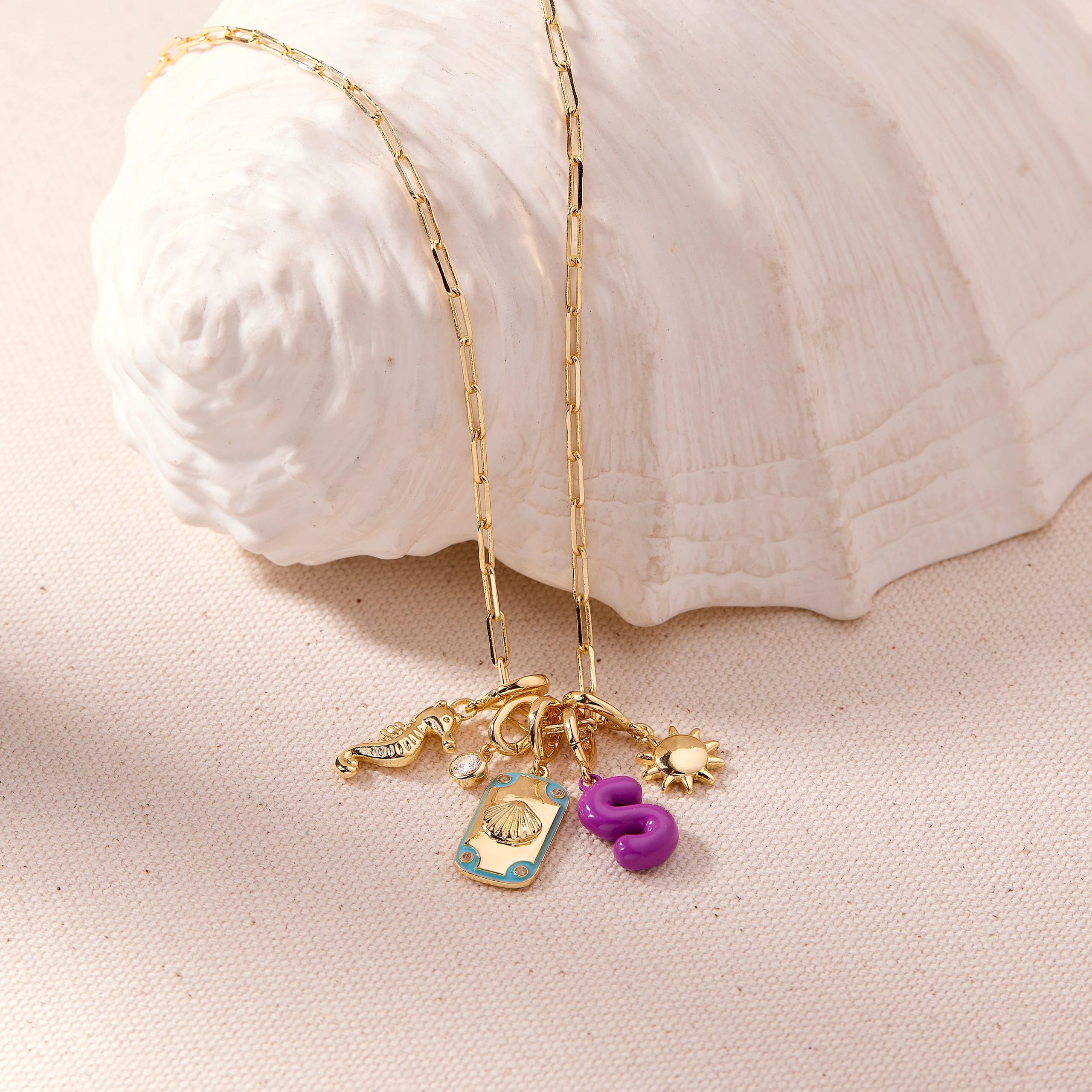 pendant vs charm